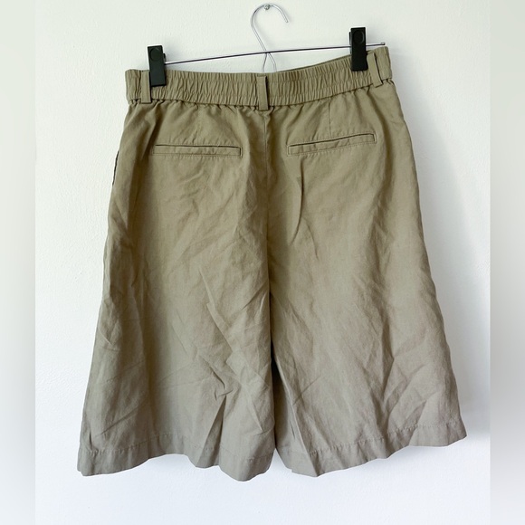 Uniqlo Pleated Women’s Shorts - Picture 2 of 3